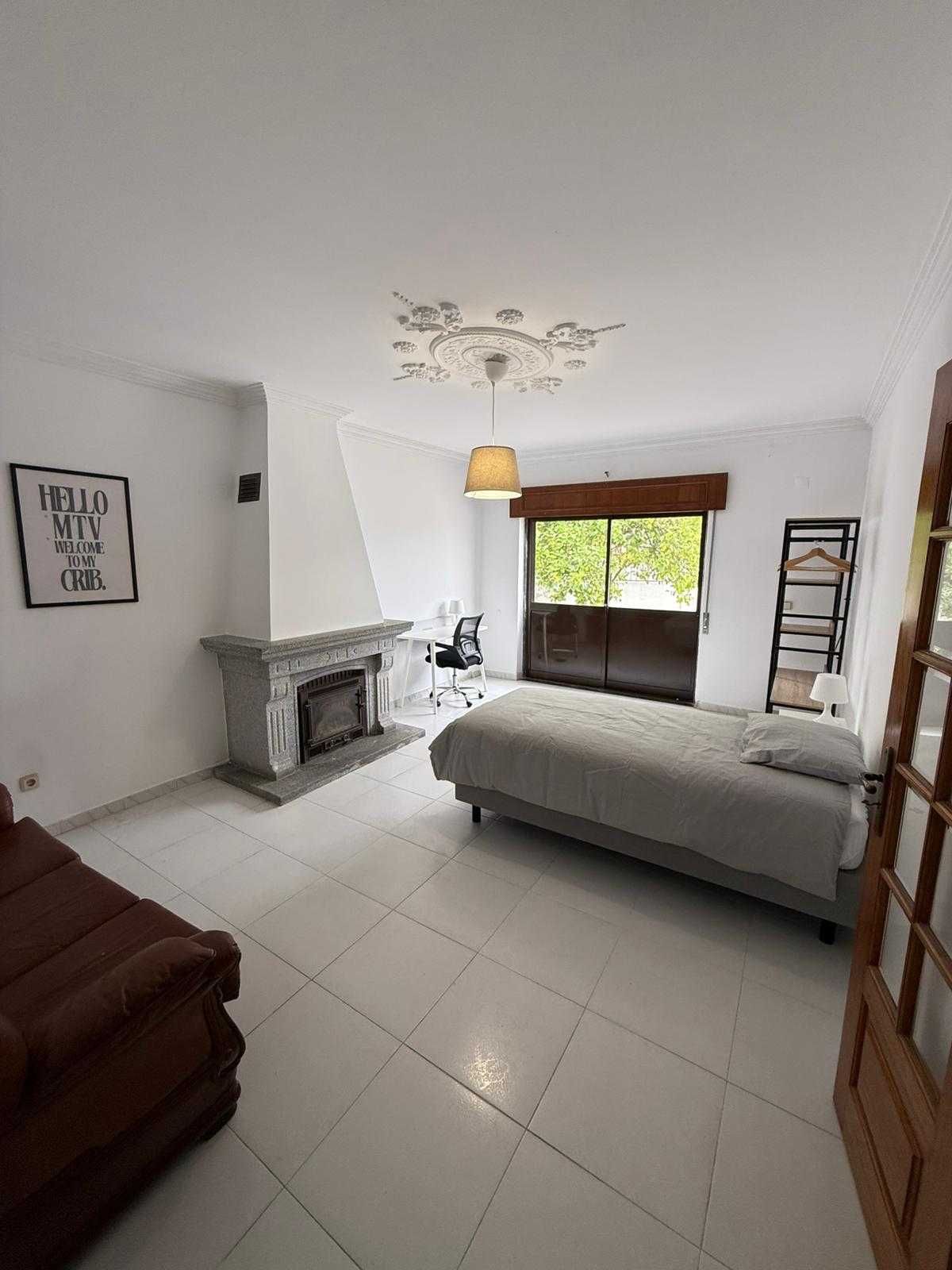 Quarto para arrendar a estudantes em moradia – Almada