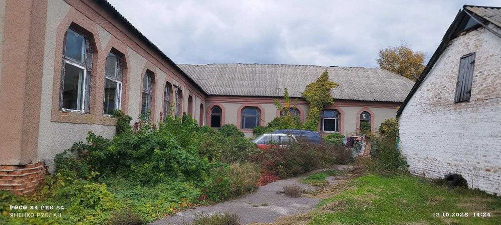 Одноповерхова будівля S= 976.5 м2 0.5 га, Драбів, вул. Володимирська 6