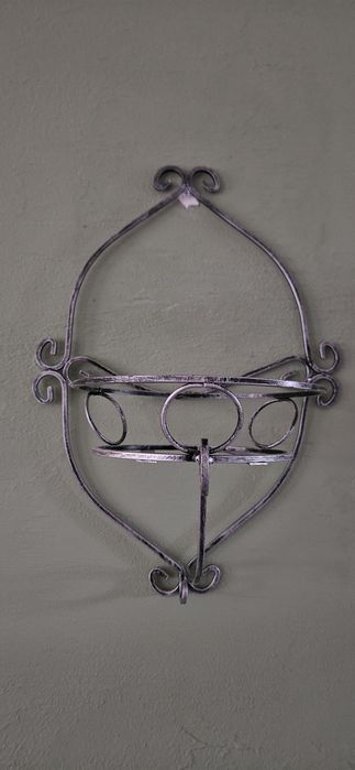 Metalowy kwietnik na ścianę