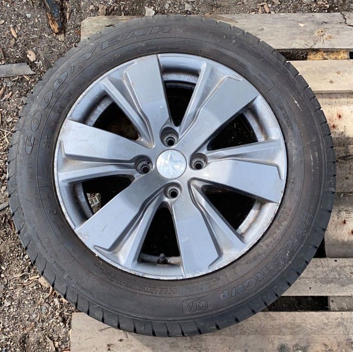 Jantes Peugeot 2008 R16 com pneus 195/60 (apenas duas unidades)