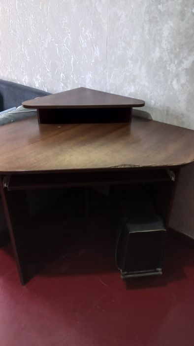Продамо кутовий стіл. Самовивіз