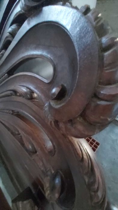 Cama casal de madeira maciça talhada com estrutura e cabecera.