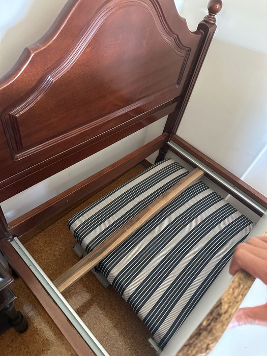 Cama Solteiro em madeira maciça- Usada