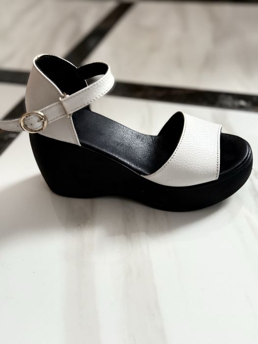 Босоніжки на танкетці