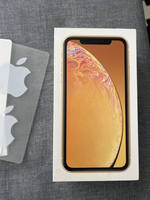 Pudełko iphone xr . Telefon zólty