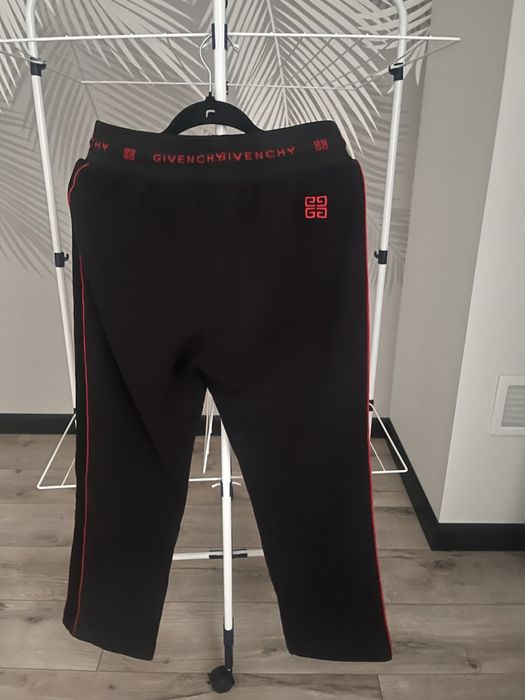 Продам  дуже гарний жіночий спортивний костюм