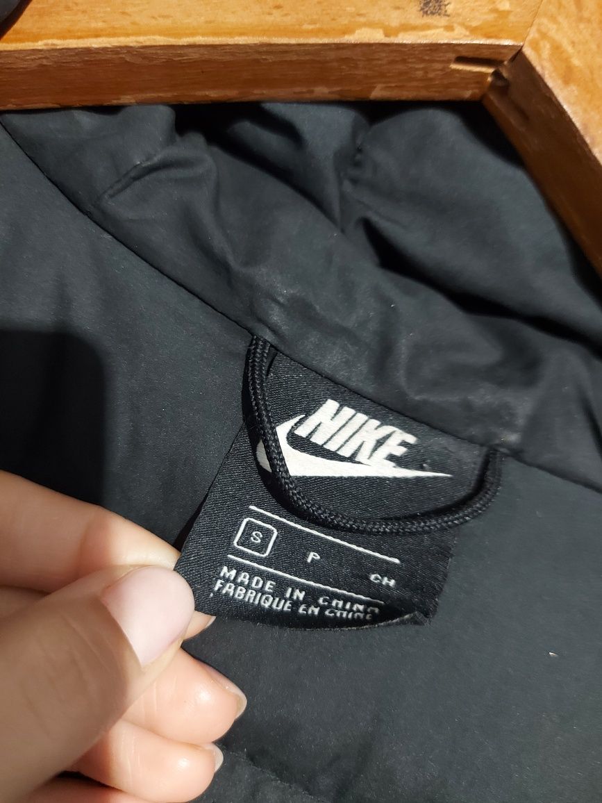 Męska kurtka nike zimowa z kapturem rozmiar s wypełnienie kaczy puch