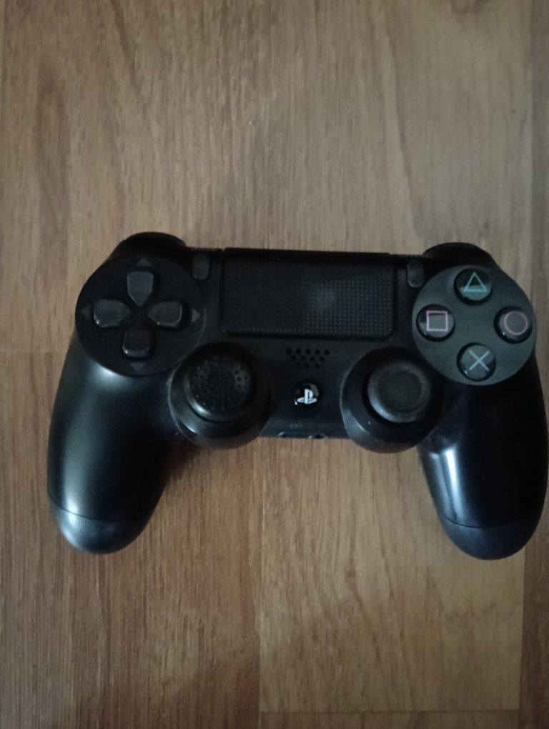 PS4 com 2 comandos e 6 jogos