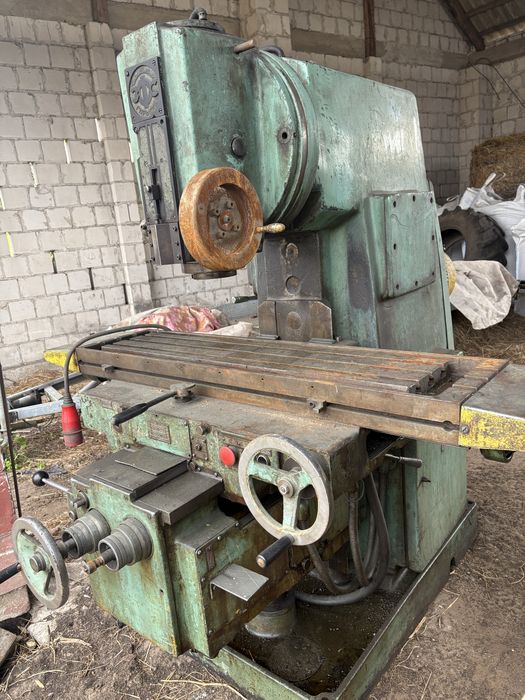 Frezarka pionowa 6p12 uniwersalna