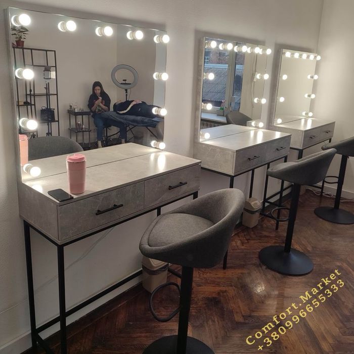 Гримерное зеркало визажиста с подсветкой лампочками и стол в стиле лоф