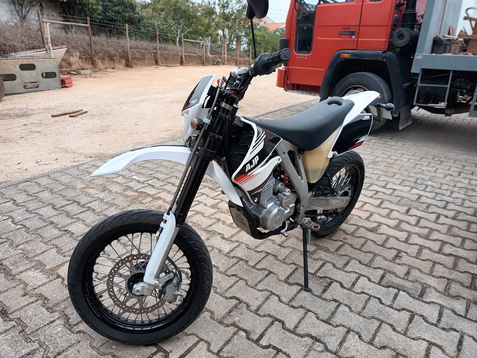 AJP 125 Supermotard
