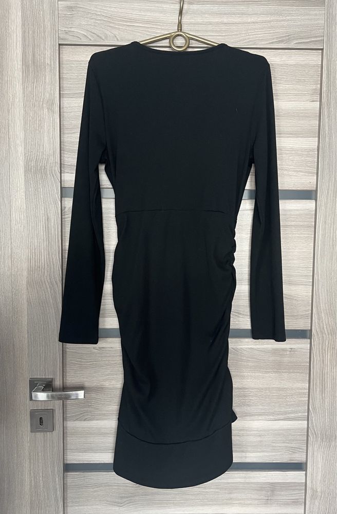 Czarna dopasowana sukienka z kopertowym dekoltem