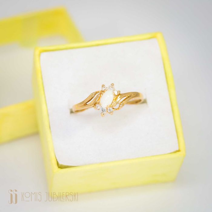 Złoty pierścionek z opalem i cyrkoniami