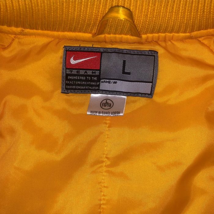 Бомбер-курточка Nike 600 грн