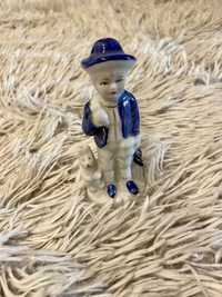 Porcelanowa figurka chłopiec z króliczkiem figurka z porcelany vintage
