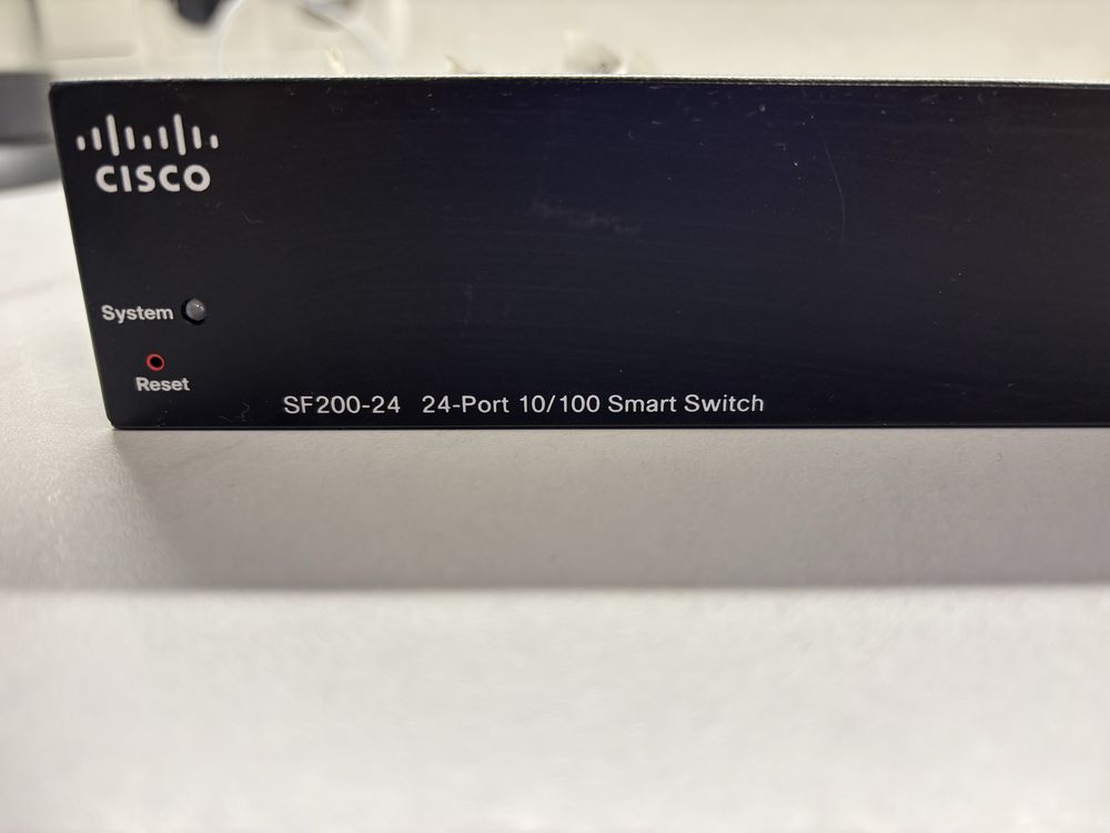 Комутатор, світч Cisco SF200-24