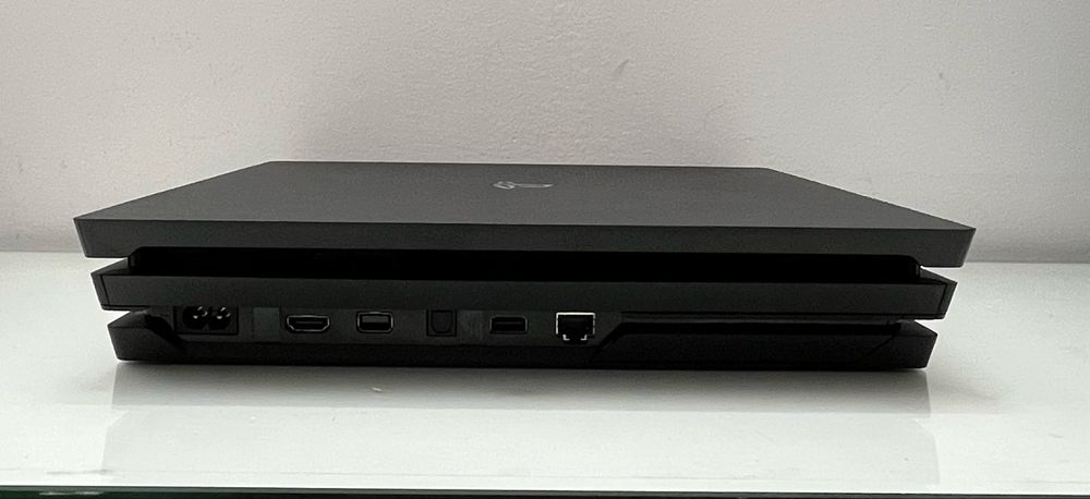 PlayStation 4 PRO + Comando