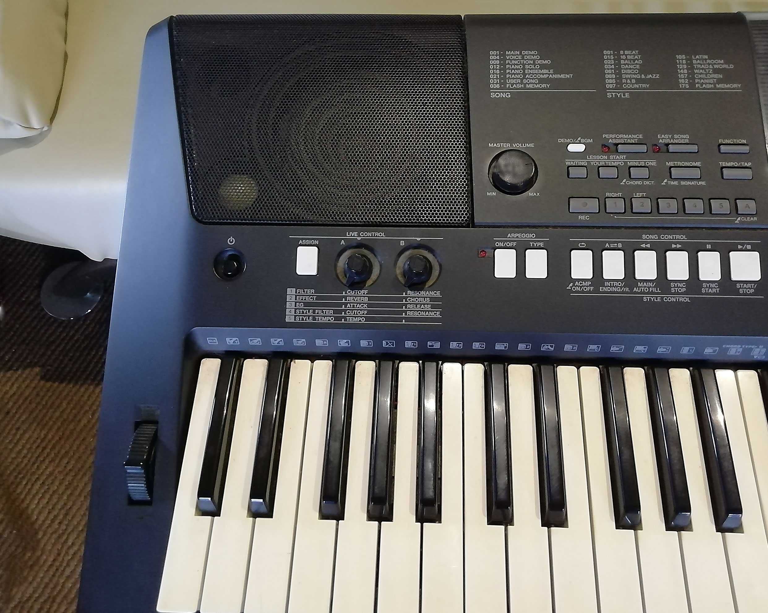 Teclado Yamaha PSR E423 com Suporte, Imaculado, em Embalagem Original