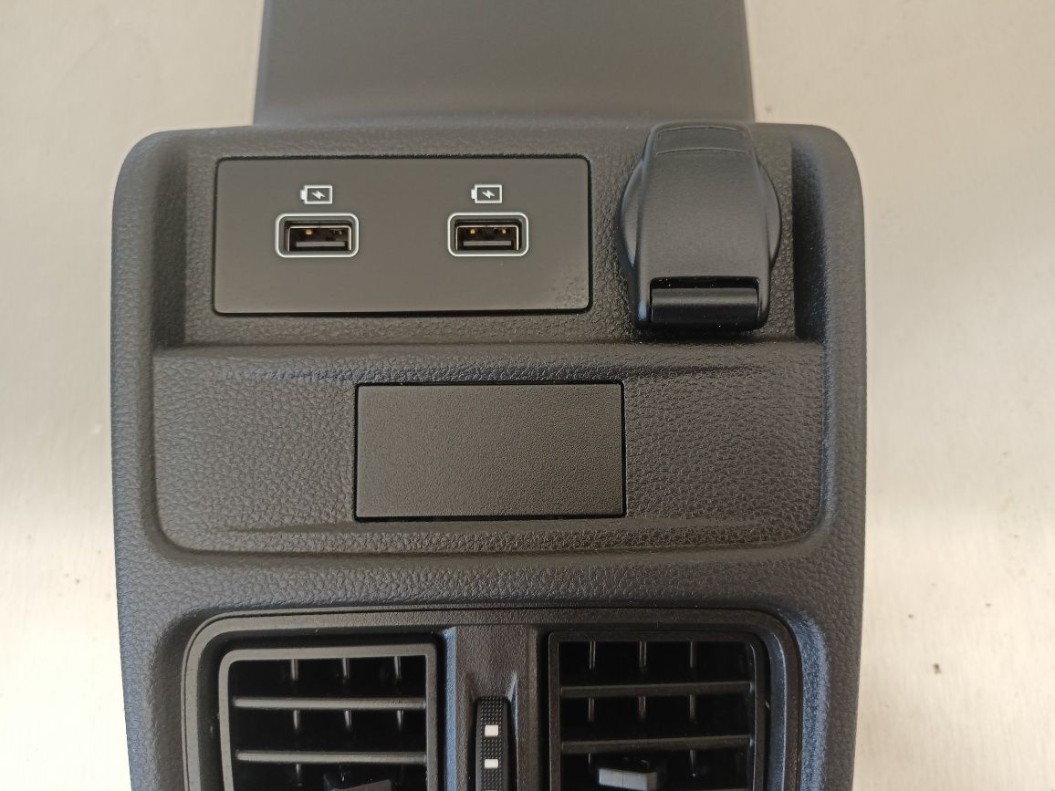 Renault Arkana kratka nawiewu tył tylna panel wejście USB
