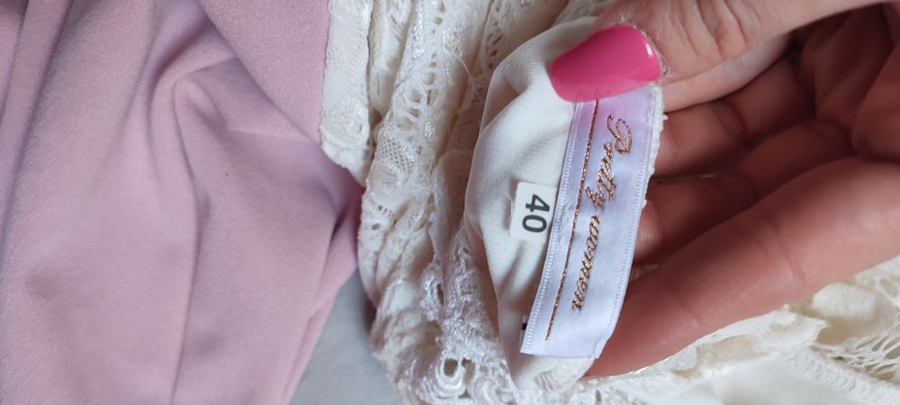 Elegancki kombinezon damski pudrowy róż z koronkową górą