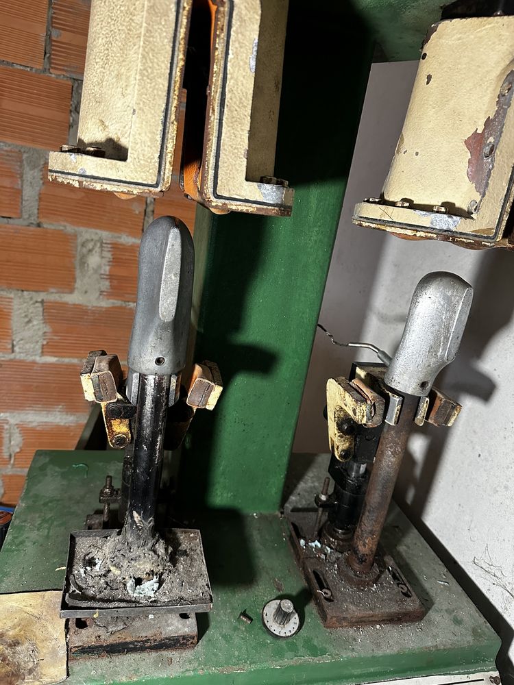 Máquina de moldar contrafortes