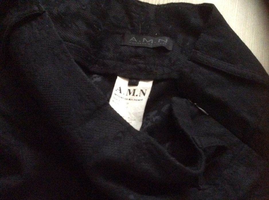 Продаются джинсы черного цвета  для девочки