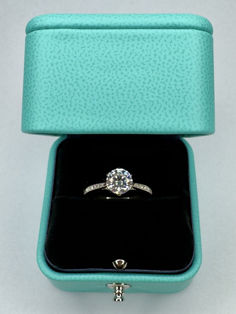 Каблучка в білому золоті з дімантом 1Ct в стилі Tiffany.