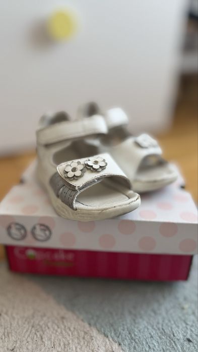 Dziecięce sandałki 22