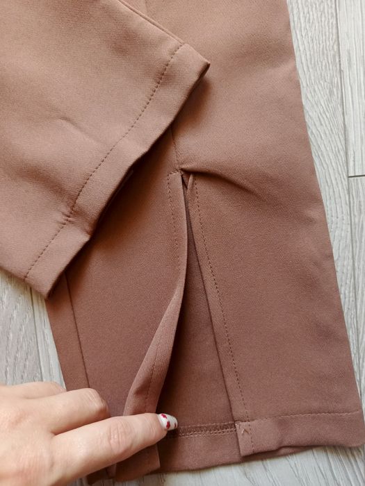 Brązowe spodnie z wysokim stanem, eleganckie, z rozporkami r. XS