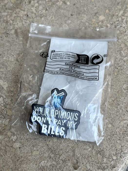 Pin Estilo “Your Opinions Don’t Pay My Bills” - Novo, Selado