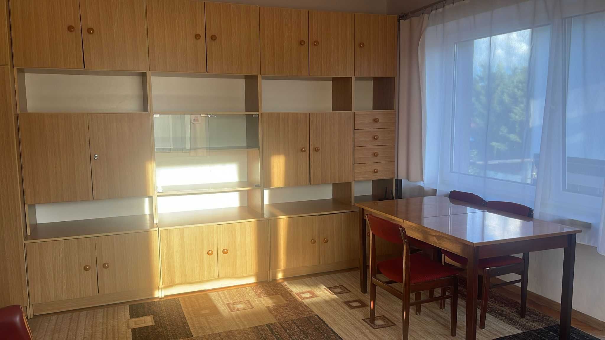 Rezerw. 2 pokoje 1-osob. dla studentek 12, 21m2, bez opłat. Walecznych