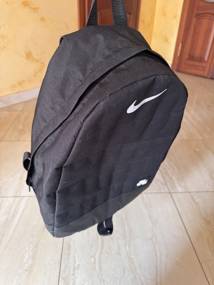 Рюкзак nike в гарному стані