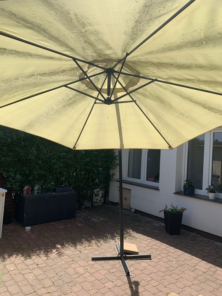Duży parasol ogrodowy z podstawą