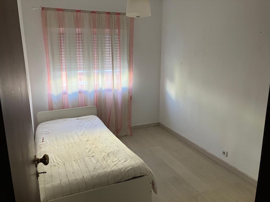 Quarto para arrendar no Cacem de cima