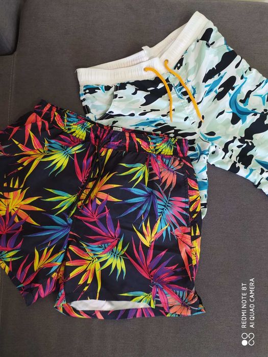 Шорти для плавання з сіточкою.