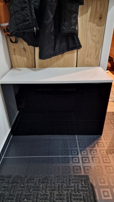 Szafka zamykana na buty biało czarna