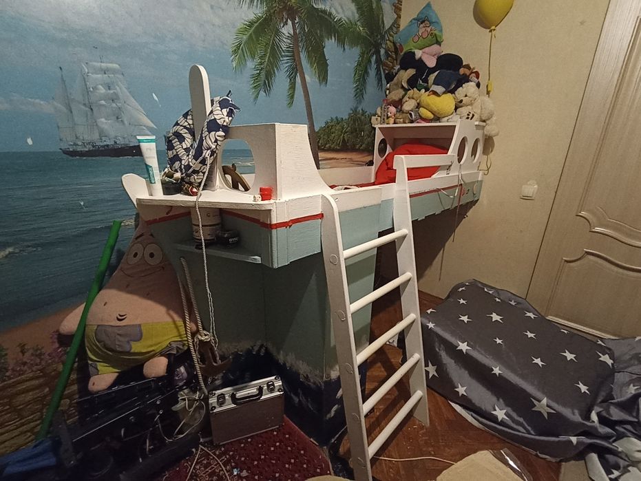 Дитяче ліжко-горище. Ліжко-човен. Під ремонт.
