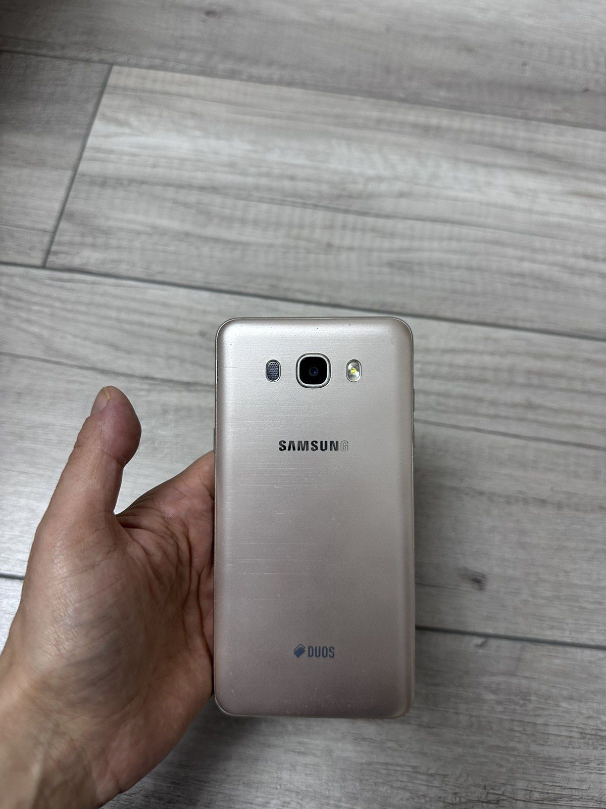 Телефон Samsung j7