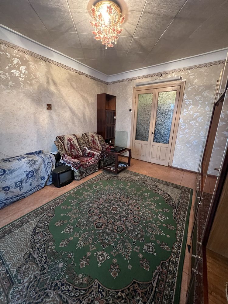 Продам 2 кімнатну квартиру по вулиці Кропивницького .