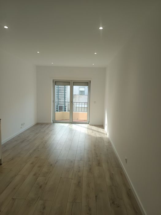 Apartamento T2 Renovado com Vista Única – Coimbra