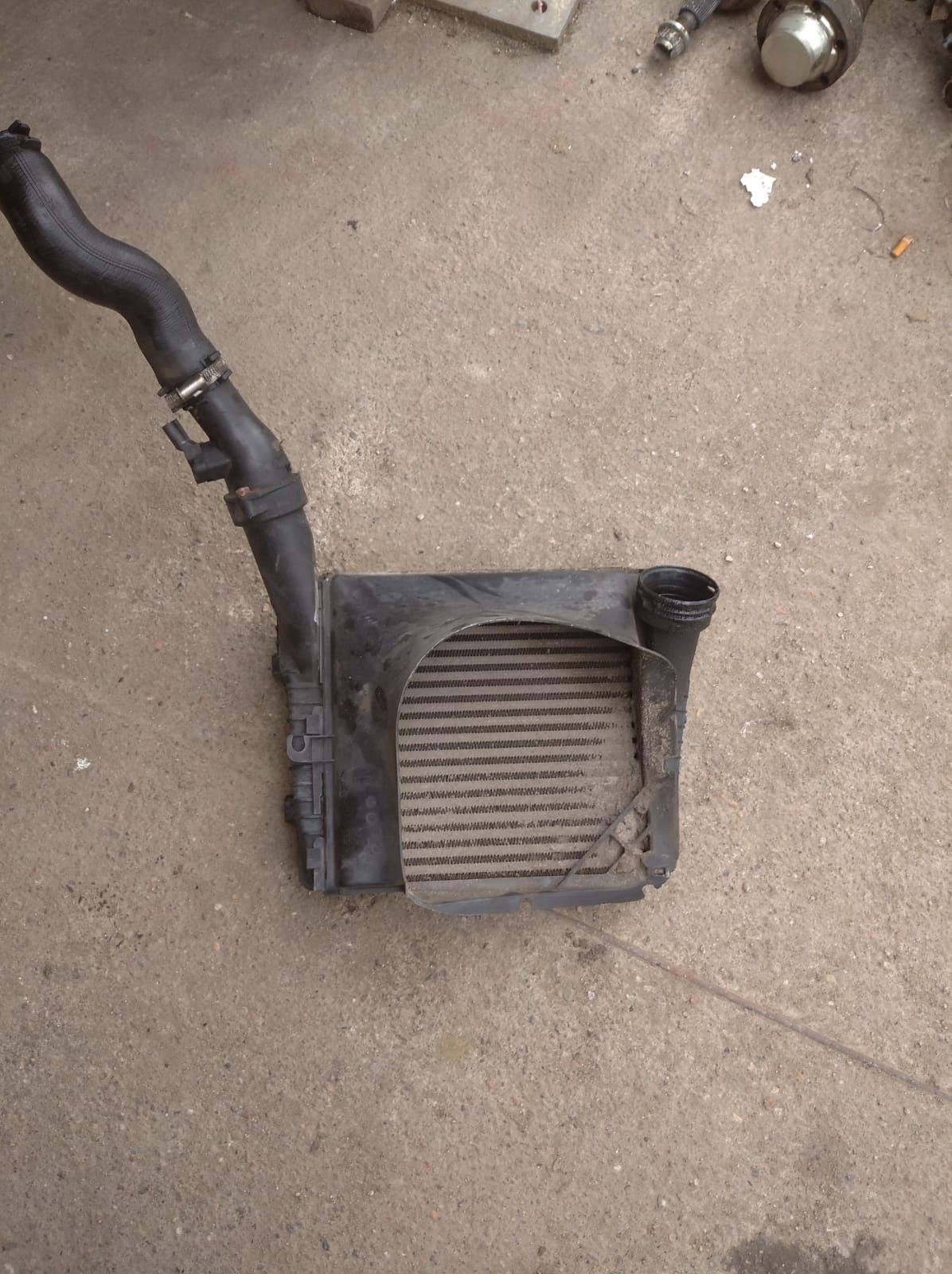 Intercooler chłodnica powietrza Audi Q7 4.2 tdi 07r