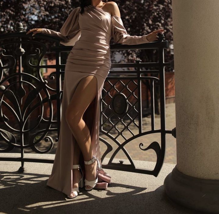 Вечірня атласна сукня