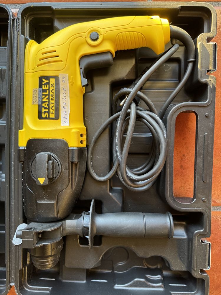 Martelo Ligeiro Combi DEWALT 710W 3 Modos 22mm