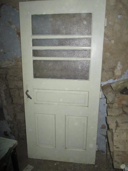 Деревяные двери со стеклами