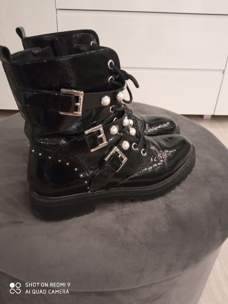 Botki czarne lakierowane