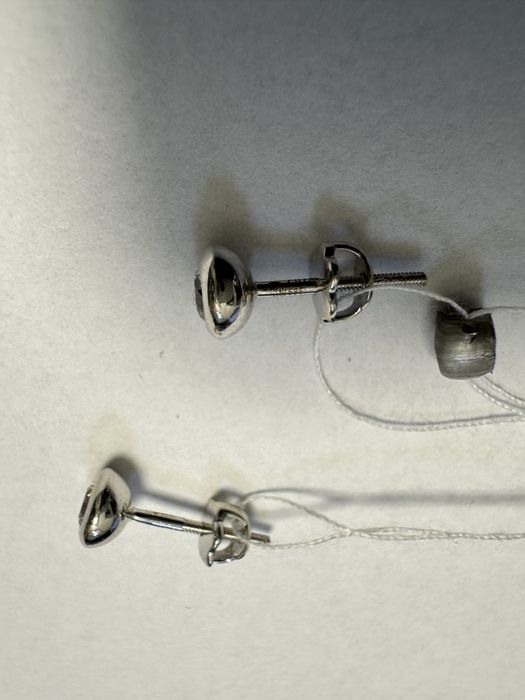 Золотые серьги пусеты с бриллиантами