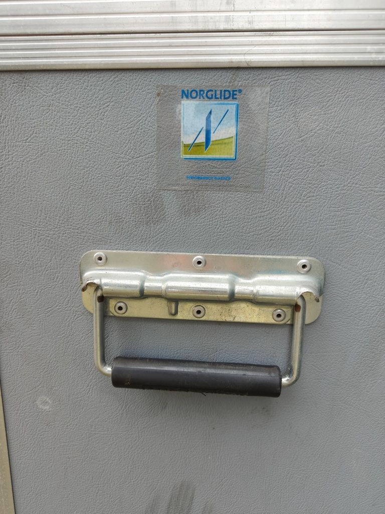 Duża, aluminiowa skrzynia