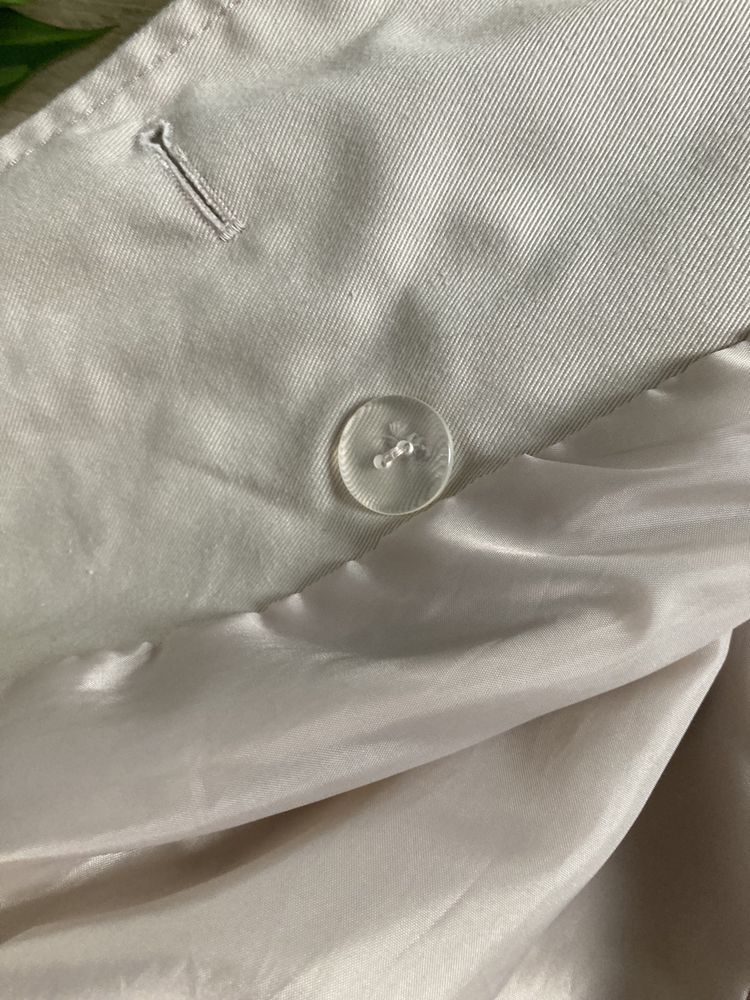 Płaszcz dwurzędowy jasny kremowy z guzikami taliowany Orsay