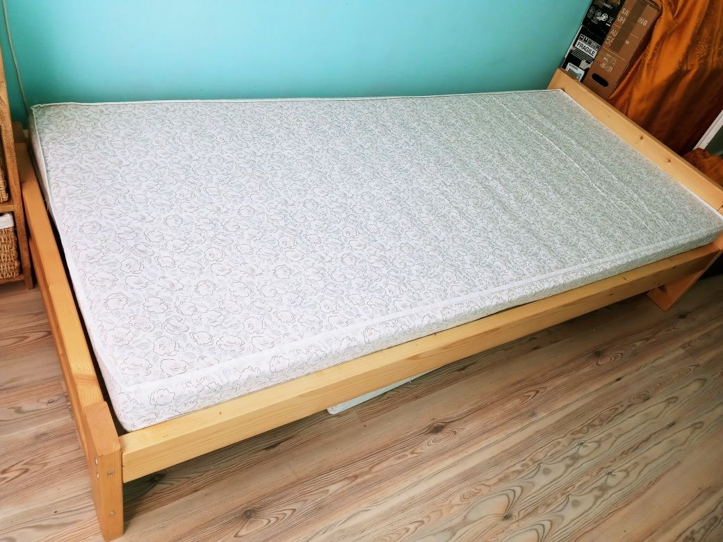 Sprzedam łóżko drewniane z materacem.