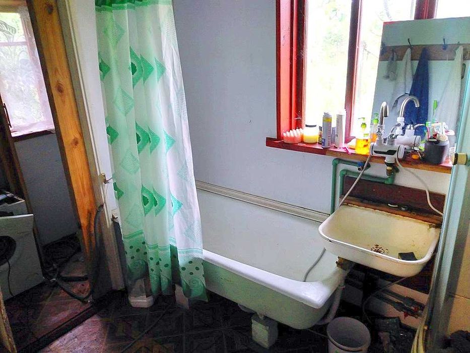 Продам жилий будинок з хозпобудовами та окремою банею в с.Ніжиловичі